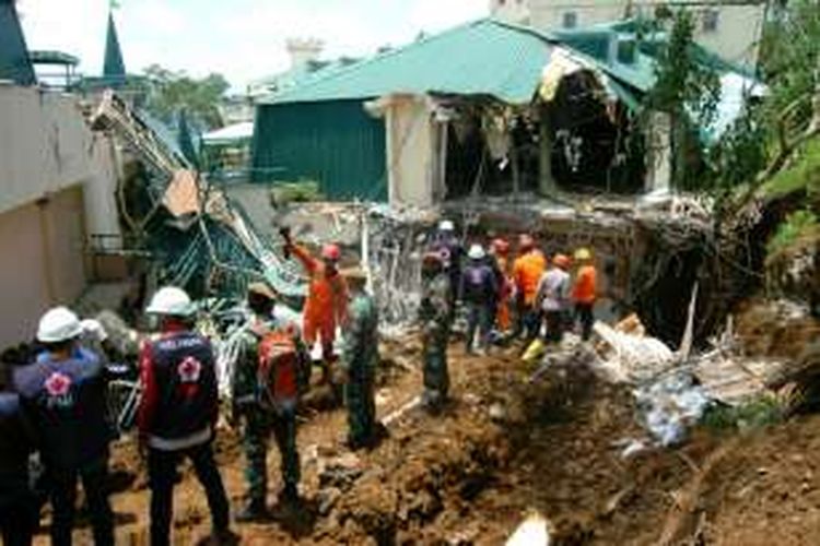 Tim SAR gabungan melakukan pencarian korban yang masih tertimbun reruntuhan bangunan Hotel Club Bali di Komplek Kota Bunga, Cipanas, Kabupaten Cianjur, Jawa Barat, Kamis (10/3/2016).
