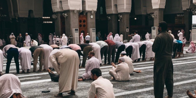 Sholat Berjamaah Dimulai, Bolehkah Menyelesaikan Sholat Sunnah?