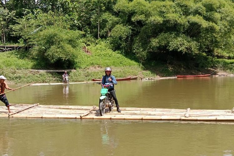 Akses trasportasi masyarakat Desa Suruh Tembawang, Kecamatan Entikong, Kabupaten Sanggau, Kalbar untuk ke Kota Entikong harus menyeberangi sungai menggunakan rakit dengan biaya Rp 30.000 per sepeda motor. (dok Pribadi)