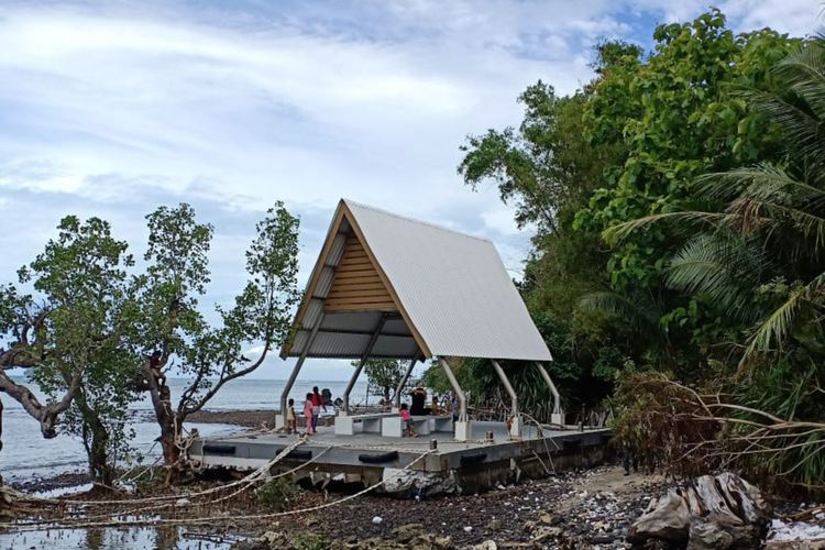 Ikon wisata Rumah Apung yang berada di Pulau Cina di wilayah Desa Telukjatidawang, Kecamatan Tambak, Gresik, hanyut terhempas hingga ke bibir pantai.