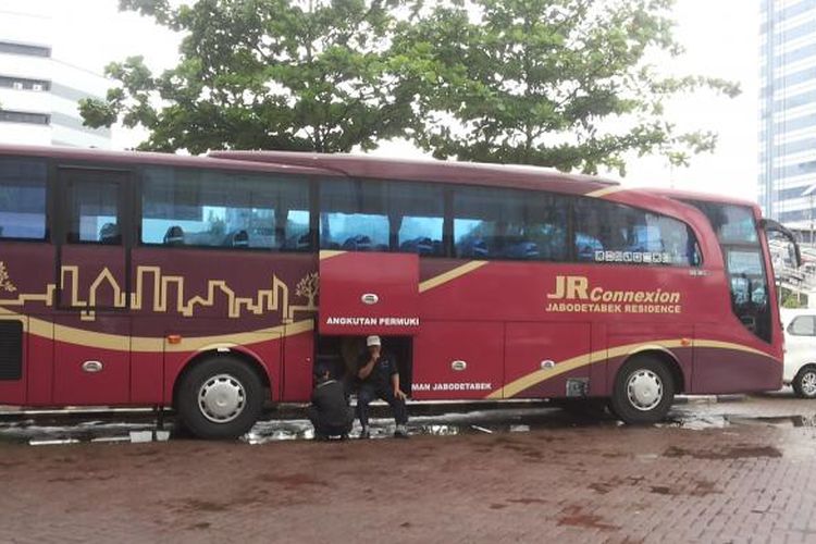 Bus Jabodetabek Residence (JR) Connexion yang melayani pemberangkatan dari Lippo Cikarang di Bekasi.