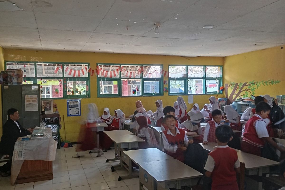 Kegiatan Belajar Mengajar (KBM) siswa SD Negeri 216 Sondariah Sondariah di Kelurahan Rancanumpang, Kecamatan Gedebage, Kota Bandung, Jawa Barat sudah belajar di ruang kelas kembali, Rabu (12/3/2025).