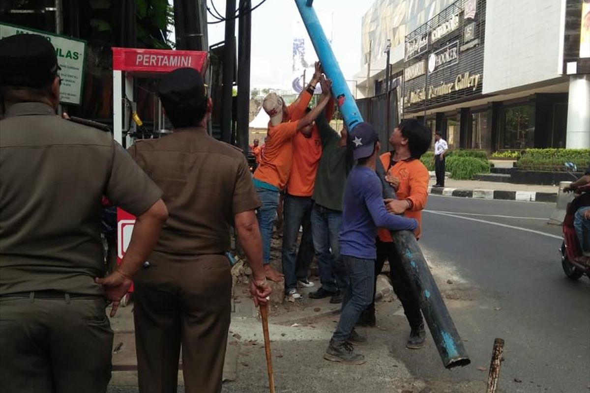 Satpol PP Jakarta Selatan tertibkan tiang reklame di kawasan Kemang, Mampang Prapatan, Jakarta Selatan, Kamis (4/7/2019)