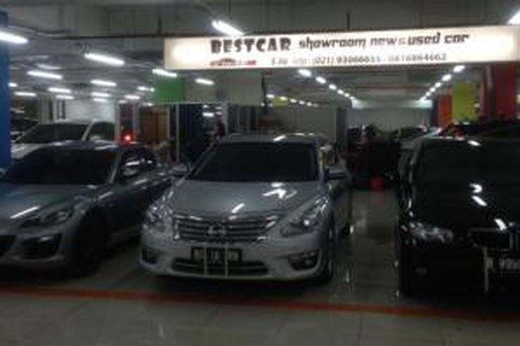 Deretan mobil mewah bekas yang terpajang di showroom Best Car, Mall MGK Kemayoran