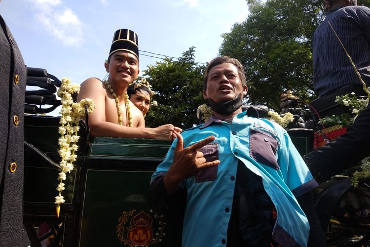 Mulyadi, juru parkir di Solo, berfoto dengan Kaesang Pangarep. Kaesang dan Erina Gudono dikirab dari Jalan Slamet Riyadi hingga Pura Mangkunegaran, Minggu (11/12/2022). 