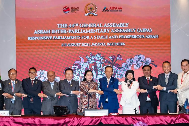 Ketua DPR RI Puan Maharani berfoto bersama sembilan Ketua Parlemen di ASEAN, di Sidang Umum ASEAN Inter Parliamentary Assembly (AIPA) ke-44 di Hotel Fairmont, Senayan, Jakarta, Minggu (6/8/2023).