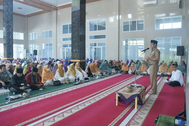 Wali Kota Metro Wahdi Sirajuddin dalam acara Pengajian Parenting Keluarga bersama Ustaz Ridho Febri di Masjid Jamiul Anwar Kelurahan Ganjar Asri, Kecamatan Metro Barat, Selasa (01/08/2023).
