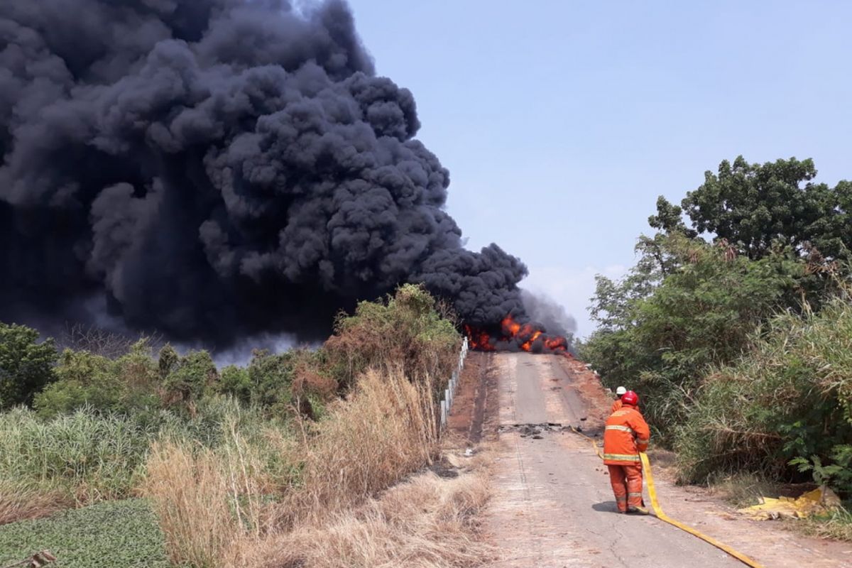 Objek sampah di tanah lapang cakung terbakar