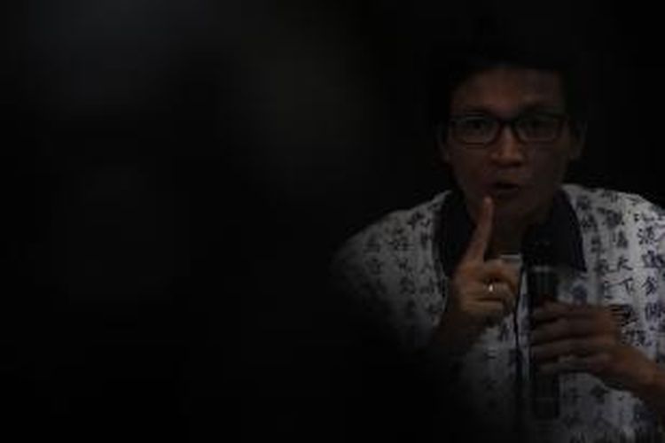 Mantan Koordinator Kontras, Usman Hamid melakukan konferensi pers membahas masalah kerusuhan Sampang di Kantor LBH, Jakarta Pusat, Senin (27/8/2012). Pada kesempatan ini Aliansi Solidaritas Kasus Sampang melakukan telewicara dengan Hani adik dari Ustad Tajul Muluk, ulama pimpinan Syiah di Sampang. KOMPAS IMAGES/VITALIS YOGI TRISNA