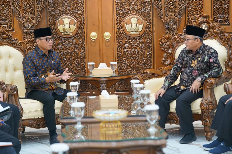 Menteri Desa dan Pembangunan Daerah Tertinggal (Mendes PDT) Yandri Susanto dalam pertemuan dengan Menteri Pendidikan Dasar dan Menengah (Mendikdasmen) Abdul Mu'ti, di Kantor Kemendikdasmen, Jakarta, Kamis (16/1/2025).