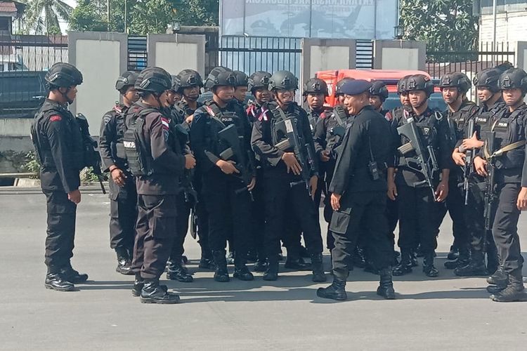 Sejumlah personel BKO Brimob usai mengikuti apel siaga jelang pelantikan Presiden dan Wakil Presiden, di Halaman Kantor Pelayanan Polres Mimika, Sabtu (19/10/2019).