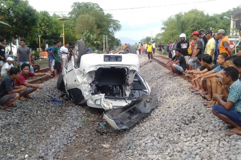 Detik-detik Penumpang Selamatkan Diri Sebelum Mobilnya Tertabrak KA Brantas di Madiun
