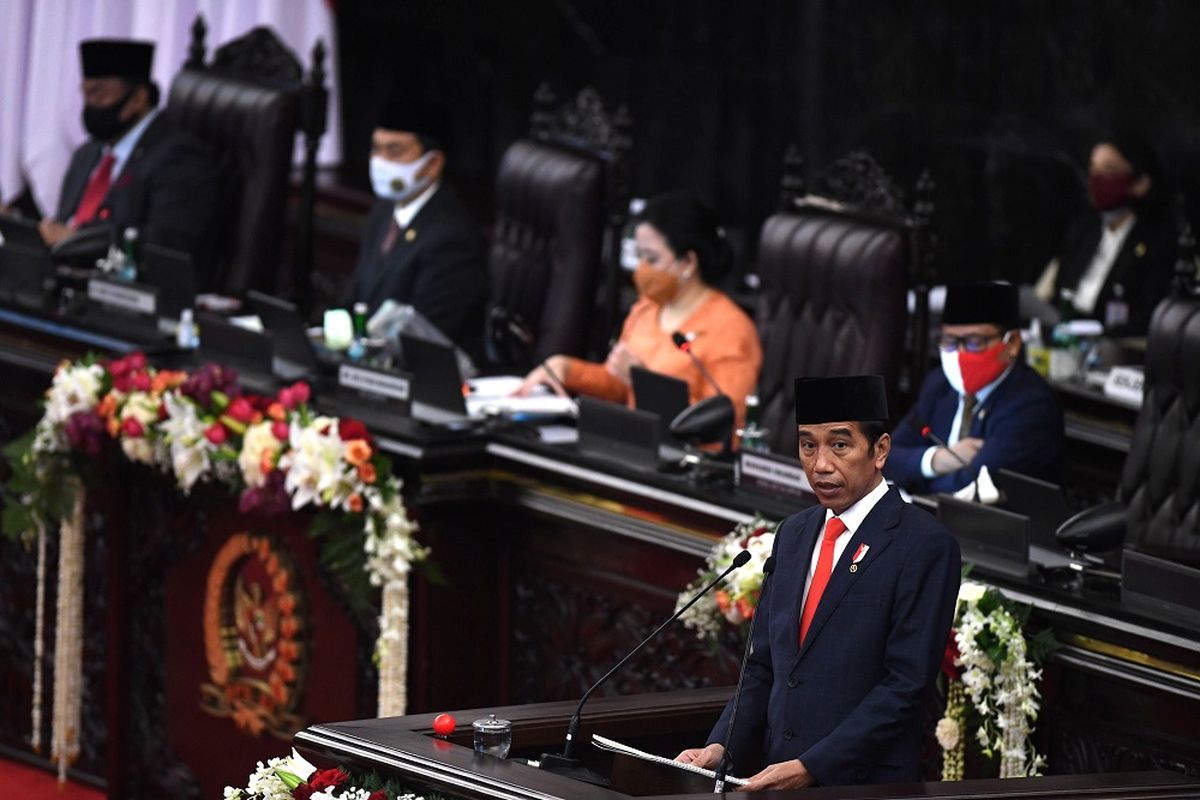 Presiden Joko Widodo menyampaikan pidato pengantar RUU APBN tahun anggaran 2021 beserta nota keuangannya pada masa persidangan I DPR tahun 2020-2021 di Kompleks Parlemen, Senayan, Jakarta, Jumat (14/8/2020). ANTARA FOTO/Akbar Nugroho Gumay/pras.