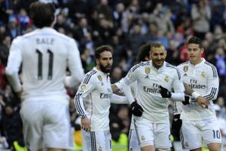 Penyerang Real Madrid, Karim Benzema (2 dari kanan), merayakan gol yang dicetaknya ke gawang Real Sociedad pada laga Primera Division di Santiago Bernabeu, Madrid, Sabtu (31/1/2015).