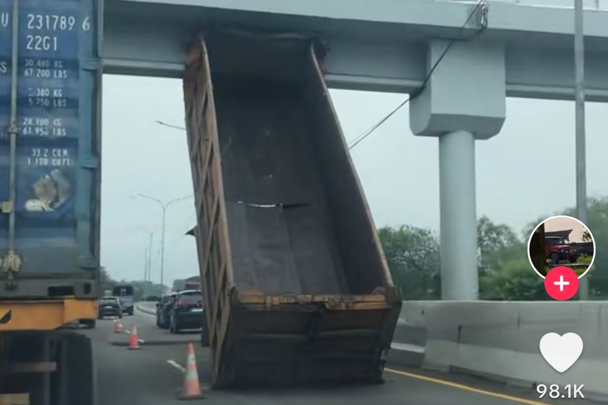 Video bak truk tersangkut di JPO Tol Belmera 