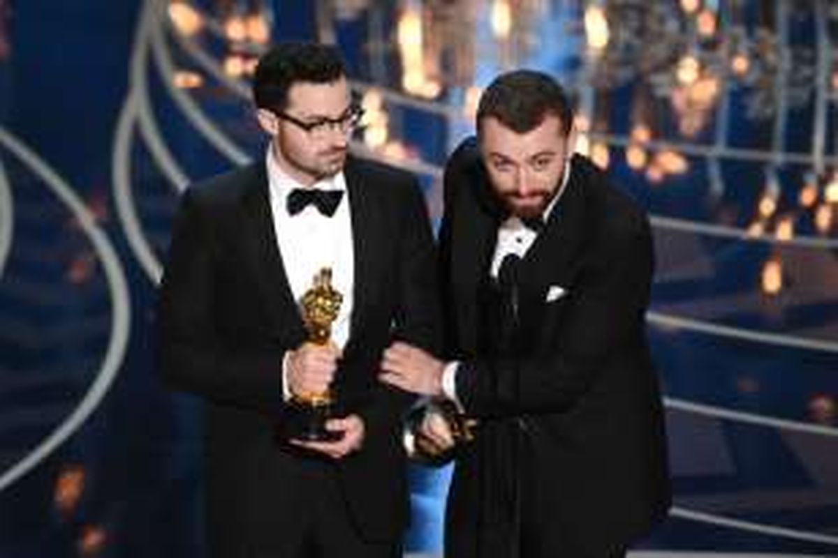 Pencipta lagu Jimmy Napes (kiri) dan vokalis sekalgus pencipta lagu Sam Smith menerima penghargaan Best Original Song untuk karya mereka yang berjudul Writing's on the Wall, lagu tema film James Bond Spectre, di panggung Academy Awards atau Oscar 2016, di Dolby Theatre, Hollywood, California, AS,  Minggu (28/2/2016) malam waktu setempat.