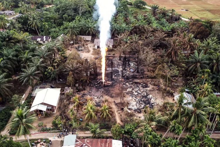 Lokasi ledakan dan kebakaran sumur minyak di Desa Pasi Putih, Kecamatan Ranto Peureulak, Kabupaten Aceh Timur, Kamis (26/4/2018). 