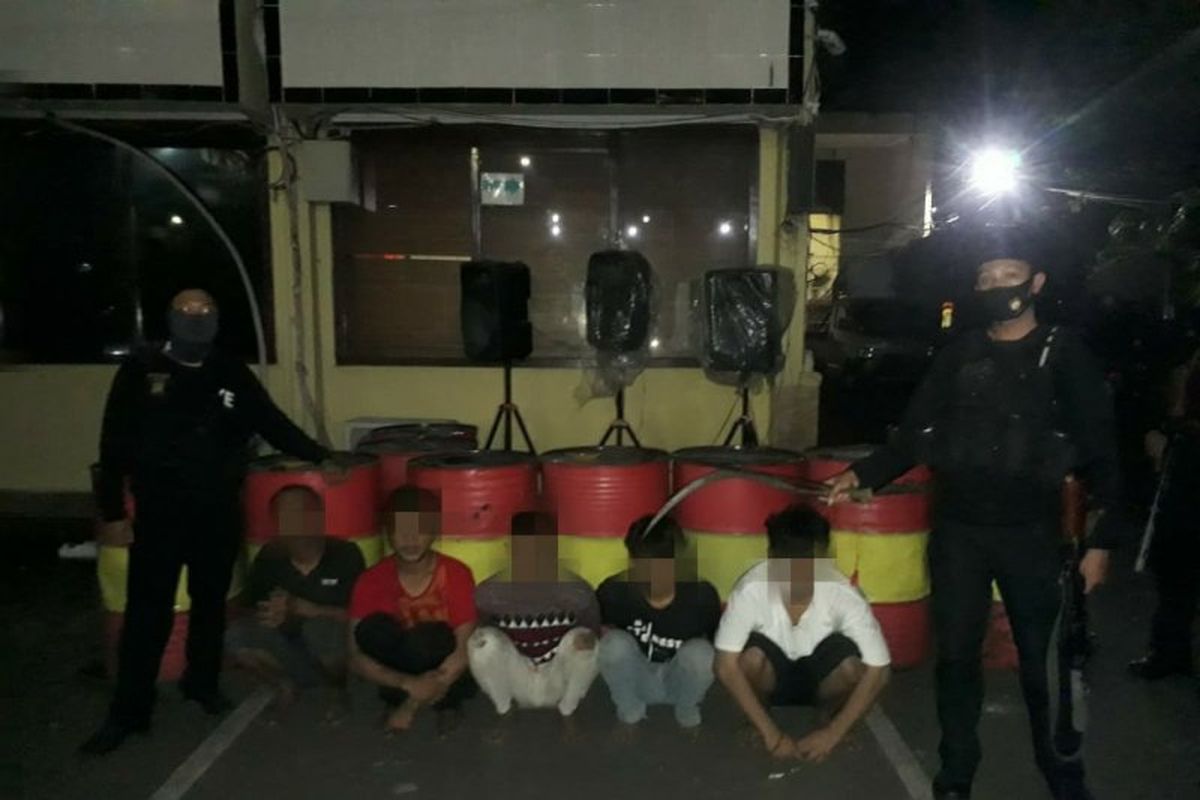 Tim Pemburu Preman Polres Metro Jakarta Barat pada Minggu dini hari (10/5/2020) menangkap lima pemuda bersenjata tajam yang diduga sebagai pelaku tawuran di Rawa Buaya, Cengkareng, Jakarta Barat.