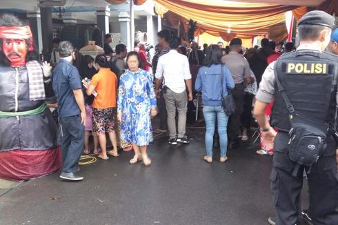 Sambil Berjalan ke TPS, Anies Ingatkan Tetangganya untuk Memilih