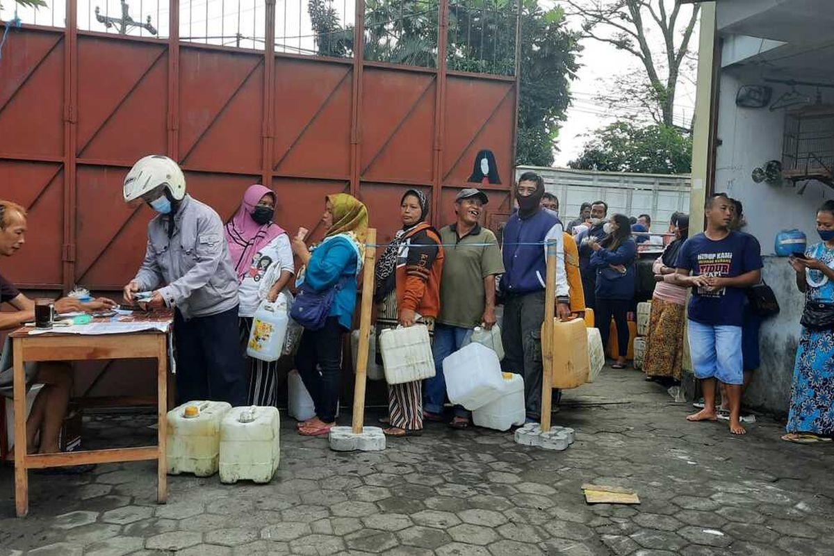 Antrean minyak goreng curah di Kecamatan Muntilan, Kabupaten Magelang, Jawa Tengah, Kamis (24/3/2022)