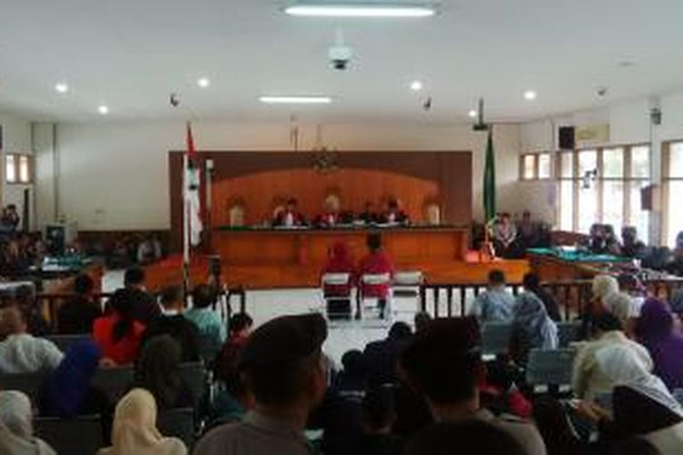 Bupati Karawang nonaktif Ade Swara dan istrinya Nurlatifah sama - sama mengenakan baju warna merah duduk di kursi terdakwa dalam agenda sidang vonis di Pengadilan Negeri (PN) Bandung, Jalan RE. Martadinata, Bandung, Jawa Barat, Rabu, (15/4/2015).