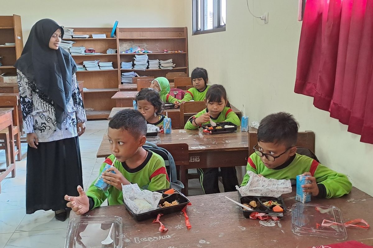 Uji coba makan siang gratis dilaksanakan di Sekolah Dasar Negeri (SDN) Tugu, Kecamatan Jebres, Kota Solo, Jawa Tengah (Jateng), pada Kamis (25/7/2024)// Seperti apa makan siang yang sehat untuk anak?