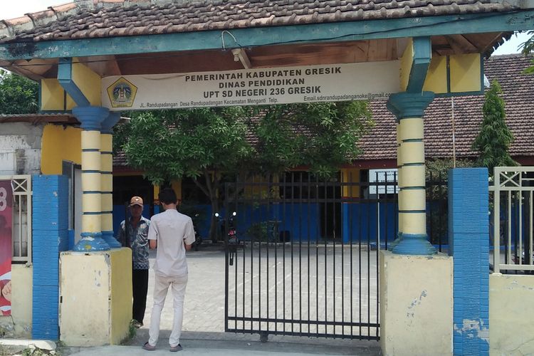 Gerbang pintu masuk UPT SD Negeri 236 Gresik, Jawa Timur, sekolah siswi yang dicolok siswa lain menggunakan tusuk bakso hingga mengalami kebutaan.