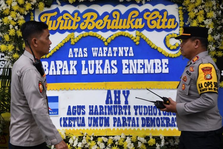 Polisi berdiri di depan karangan bunga duka dari mantan Gubernur Papua, Lukas Enembe di Rumah Duka Sentosa, RSPAD Gatot Subroto, Jakarta, Selasa (26/12/2023). Terpidana kasus korupsi pembangunan infrastruktur di Provinsi Papua tersebut meninggal dunia usai divonis gagal ginjal saat menjalani perawatan di RSPAD Gatot Subroto pada pukul 10.45 WIB Selasa (26/12). ANTARA FOTO/M Risyal Hidayat/foc.