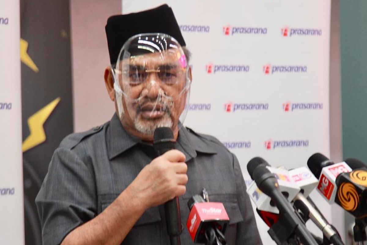 Presiden Prasarana Malaysia Tajuddin Abdul Rahman, tampak bercanda tentang kecelakaan LRT, saat menanggapi pertanyaan dari seorang wartawan tentang situasi di terowongan pada Selasa (25/5/2021).