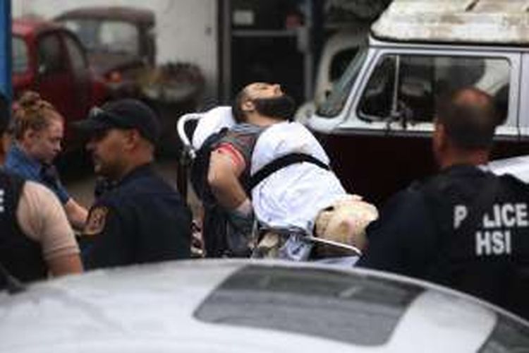 Tersangka pengebom New York, Ahmed Khan Rahimi dibawa masuk ke dalam ambulans setelah luka dalam baku tembak dengan polisi, Senin (19/9/2016).