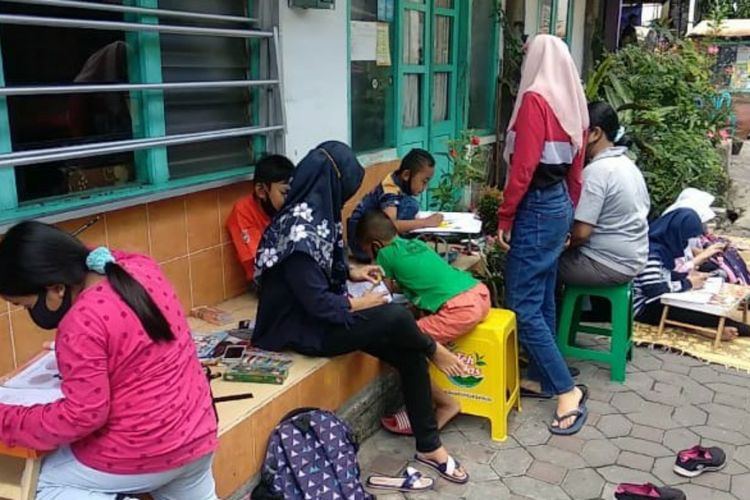 suasana anak-anak saat belajar di Bintaran Kidul