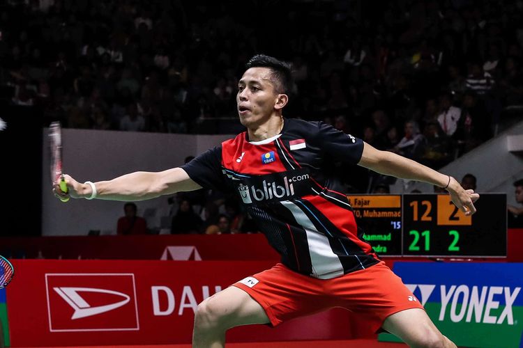 Ganda putra Indonesia, Fajar Alfian dan Muhammad Rian Ardianto bertanding melawan ganda putra Indonesia, Mohammad Ahsan Ahsan dan Hendra Setiawan pada pertandingan semifinal Daihatsu Indonesia Masters 2020 di Istora Senayan Jakarta, Sabtu (18/1/2020). Ahsan dan Setiawan melaju ke final setelah menang 21-12, 18-21, dan 21-17.