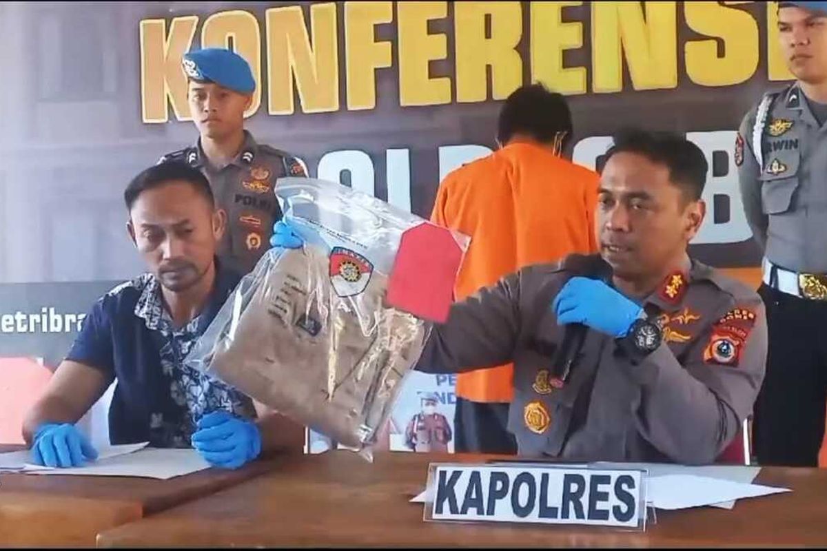 Aparat kepolisian Polres Bone, Sulawesi Selatan sedang menggelar press rilis kasus poliandri berujung maut yang menewaskan suami kedua ditangan suami ketiga. Jumat, (25/8/2023).