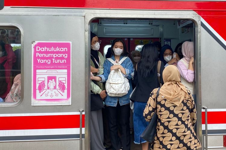 Bukan Solusi Keselamatan, Penumpang Perempuan Tolak Usulan Gerbong Wanita Pindah ke Tengah