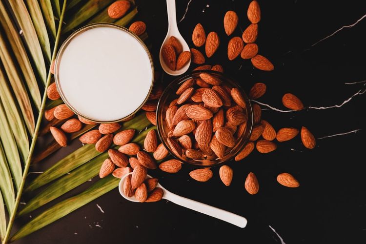 Kacang-kacangan dan biji-bijian juga mungkin termasuk makanan penambah daya ingat yang baik karena mengandung asam lemak omega-3 dan antioksidan.