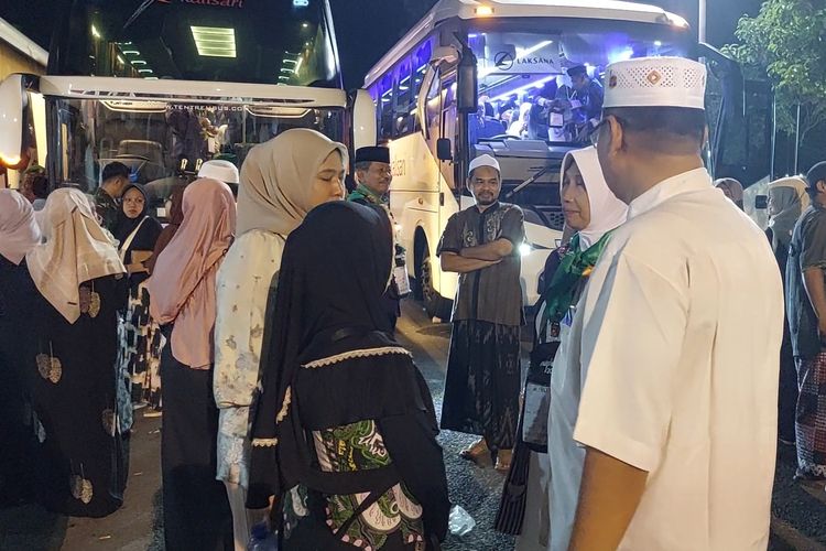Dini Hari, Tangis Haru Antar Kepergian Ratusan Calon Haji Asal Sumenep