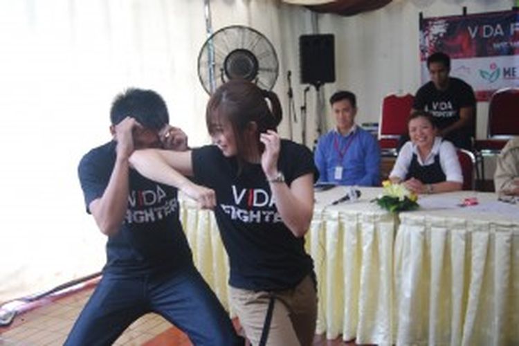 Atlet muay thai amatir, Siska Antolis (kanan), memperagakan salah satu serangan sikut dalam olahraga muay thai kepada atlet muay thai amatir lainnya, Yudhistira Aji Lumadya, di Hotel Atlet Century, Kamis (4/7/2013).