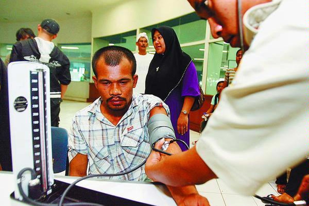 Sejumlah tenaga kerja Indonesia (TKI) yang dideportasi dari Malaysia menjalani pemeriksaan kesehatan setibanya di Pelabuhan Tanjung Priok, Jakarta, Jumat (19/12). Akses masyarakat terhadap pelayanan kesehatan masih sangat terbatas. Karena itu, diperlukan adanya asuransi kesehatan nasional.  