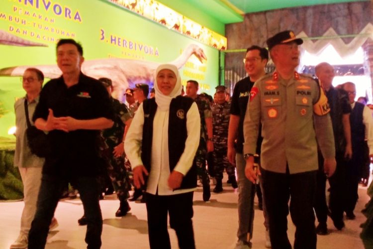 Gubernur Jawa Timur, Khofifah Indar Parawansa (tengah) bersama Kapolda Jawa Timur, Irjen Pol Imam Sugianto (kanan) saat meninjau tempat wisata Jawa Timur Park 3 pada Sabtu (30/12/2023). 