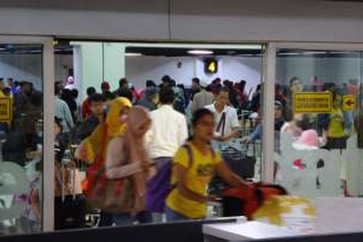 Sejumlah penumpang pesawat keluar dari pintu kedatangan Terminal 1B Bandara Soekarno-Hatta, Senin (11/7/2016) malam. Penumpang yang baru tiba memenuhi bandara setelah melakukan perjalanan libur panjang saat Lebaran 2016.