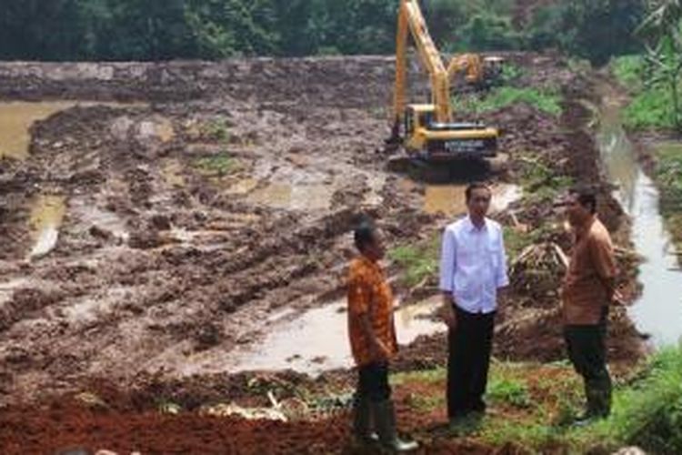 Gubernur DKI Jakarta Joko Widodo meninjau lahan seluas 18,5 hektar di RT 02 RW 01, Pondok Ranggon, Cipayung, Jakarta Timur, yang akan dijadikan tiga waduk, Kamis (6/3/2014) siang.