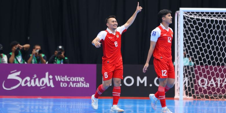 Pemain Timnas Futsal Indonesia, Samuel Eko, membawa timnya unggul 1-0 atas Jepang pada semifinal Piala Asia Futsal 2026 di Indonesia Arena, Kamis (5/2/2026)