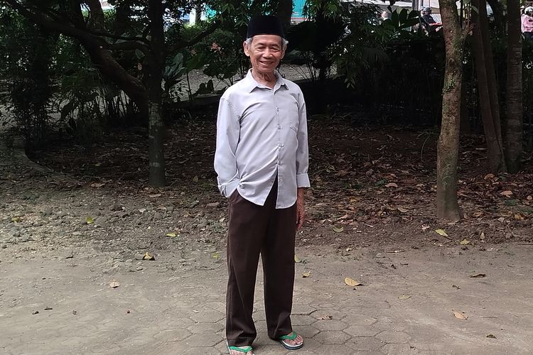 Ahmad Tohari, Sastrawan yang Diselamatkan dan Dikritik Gus Dur...