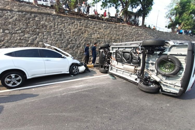 Kecelakaan di Tol JORR Bekasi, Toyota Innova Terbalik Usai Ditabrak Honda HR-V