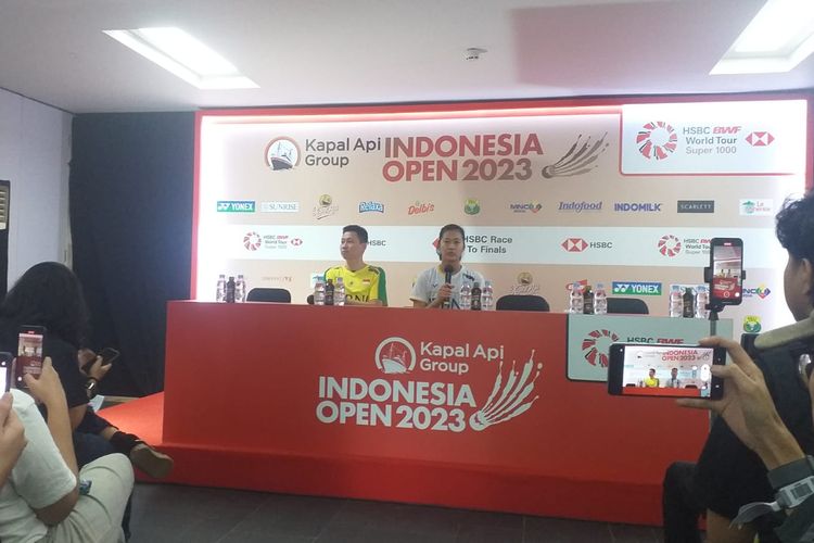 Indra Widjaja dan Putri Kusuma Wardani saat konferensi pers seusai laga melawan Akane Yamaguchi (Jepang) pada babak 16 besar Indonesia Open 2023 di Istora Senayan, Jakarta, Kamis (15/6/2023). 