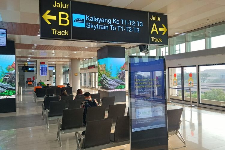 Ruang tunggu Stasiun Kereta Bandara, pemberhentian terakhir bus TransJakarta SH1 tujuan Terminal Kalideres- Bandara Soekarno-Hatta, Jumat (14/7/2023)