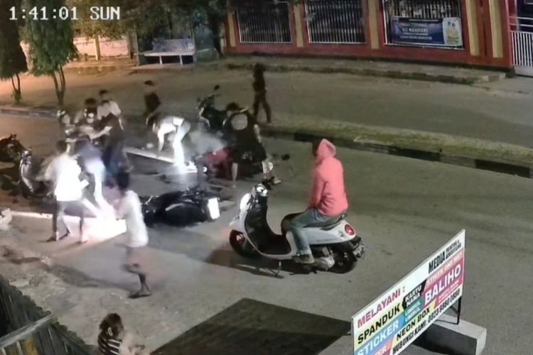 Niat Beli Makanan, Dua Pemuda di Baubau Diserang Geng Motor, Aksi Terekam CCTV