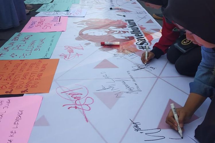 Masa aksi Gerakan Save ibu Nuril saat meminta dukungan terhadap masyarakat NTB dengan cara menandatangani petisi agar ibu Nuril terbebas dari jeratan hukum UU ITE dan Nuril diberikan Amnesti oleh presiden Joko Widodo.