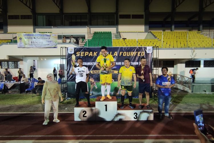 Bupati Kendal, Dico M Ganinduto, saat menerima piala. KOMPAS.COM/SLAMET PRIYATIN