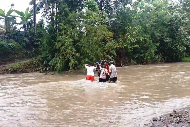 Sejumlah warga di Desa Karyamukti, Kecamatan Leles, Kabupaten Cianjur, Jawa Barat tengah menyebrangkan sepeda motor di tengah arus deras sungai Ciderma. Warga terpaksa menantang maut untuk beraktivitas karena tidak ada infrastruktur jembatan.